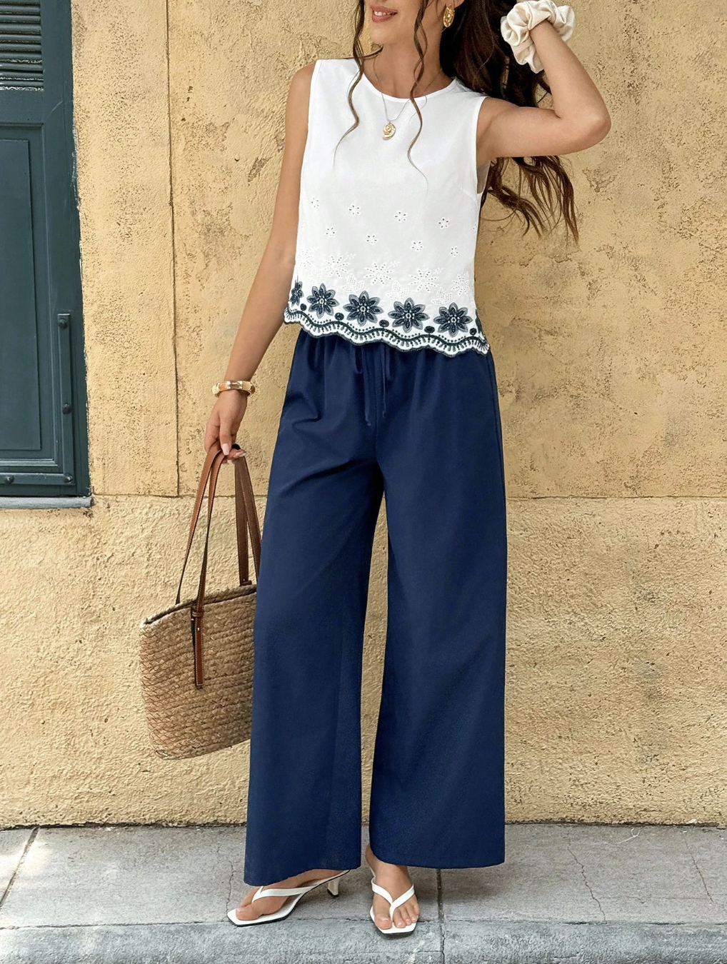 Women's 2-piece set of sleeveless top with round neck