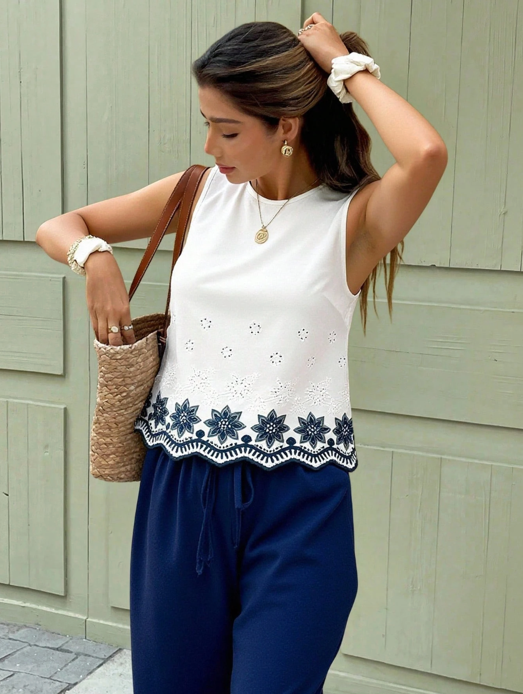 Women's 2-piece set of sleeveless top with round neck