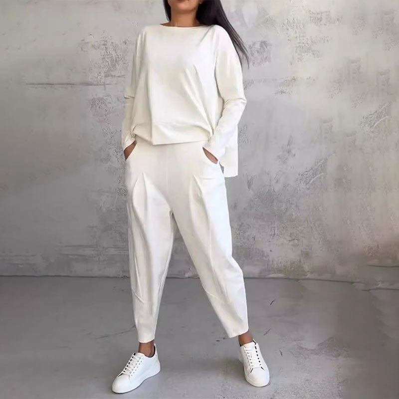 2-piece set consisting of a long-sleeved, round-neck t-shirt and trousers.
