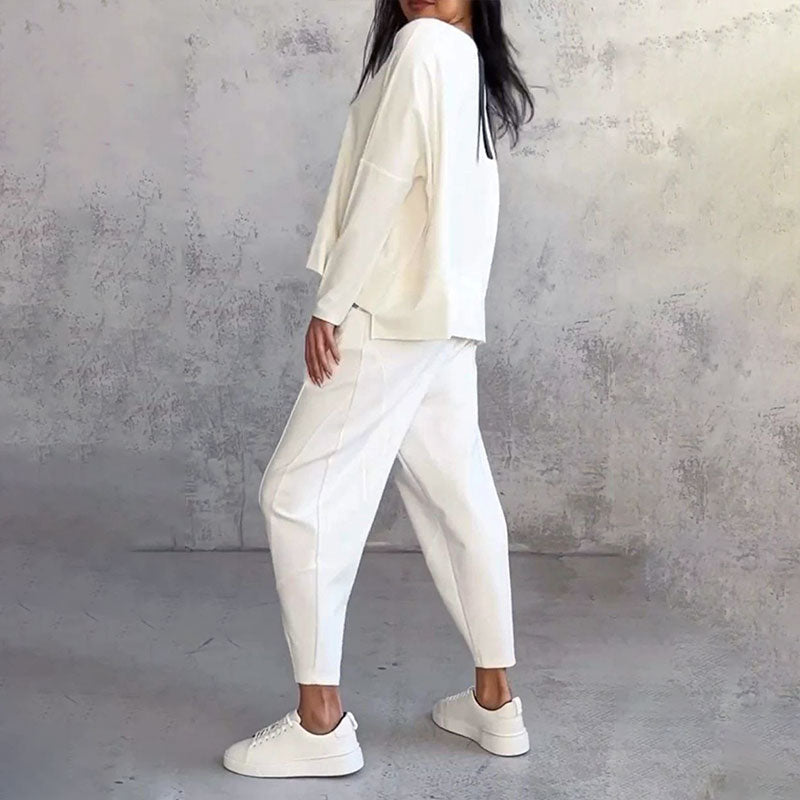 2-piece set consisting of a long-sleeved, round-neck t-shirt and trousers.