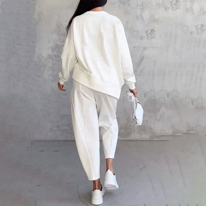 2-piece set consisting of a long-sleeved, round-neck t-shirt and trousers.