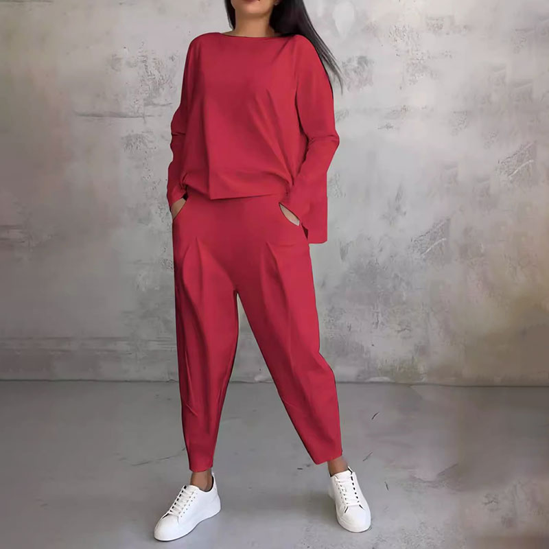 2-piece set consisting of a long-sleeved, round-neck t-shirt and trousers.