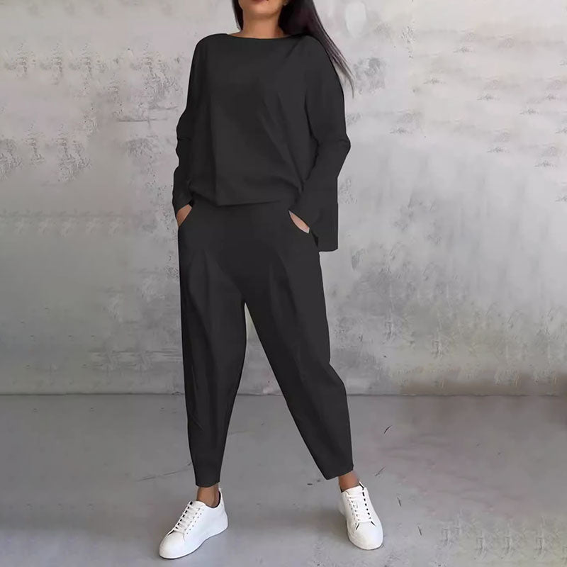 2-piece set consisting of a long-sleeved, round-neck t-shirt and trousers.
