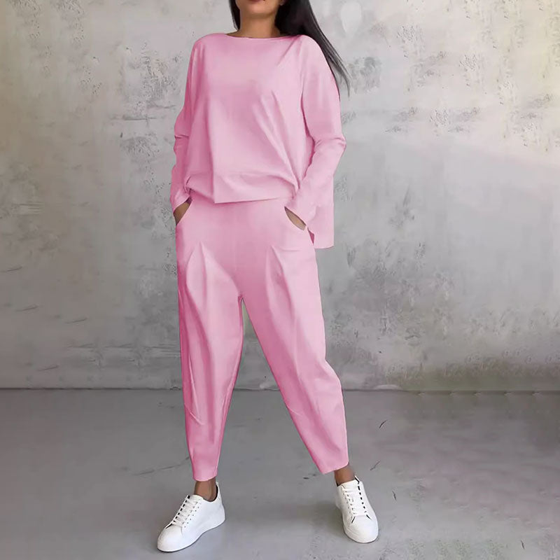 2-piece set consisting of a long-sleeved, round-neck t-shirt and trousers.