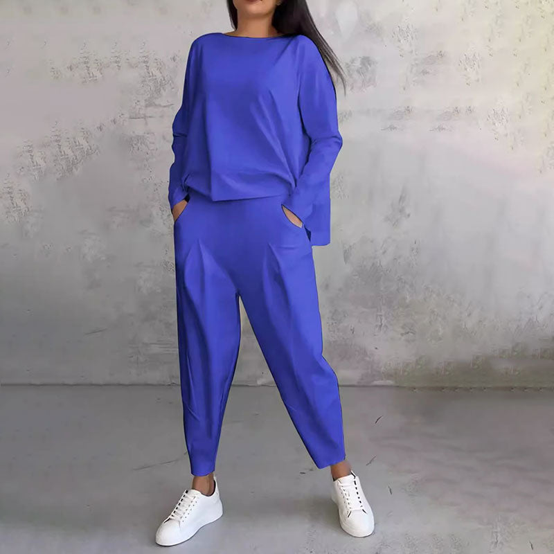 2-piece set consisting of a long-sleeved, round-neck t-shirt and trousers.