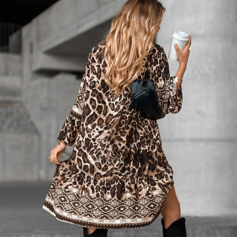Elegant, printed dress with a V-neck and long sleeves