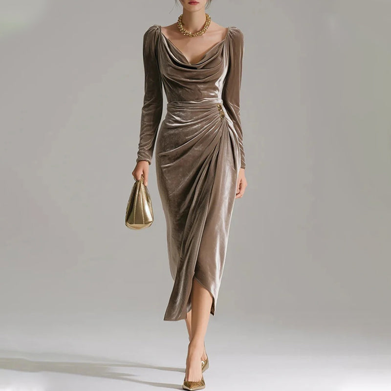 Long-sleeved dress with a collar, gathered and with a slit
