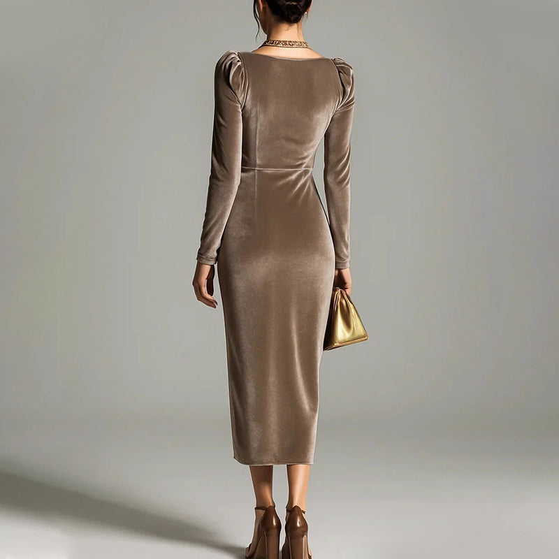 Long-sleeved dress with a collar, gathered and with a slit