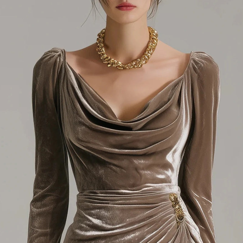 Long-sleeved dress with a collar, gathered and with a slit